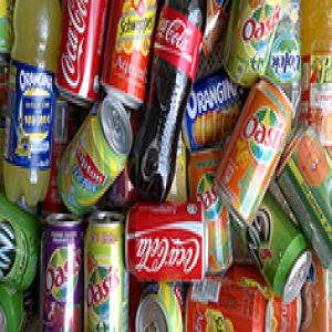 Des Verres Rouges Pour Boissons Gazeuses Jetables Avec Des Pailles En