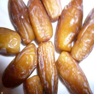 DEGLET NOUR TUNISIENNE - fruits et légumes  deglet nour-- c'est la variété la plus appréciée au monde pour sa qualité supérieure et son gout mielleux unique. --elle est commercialisé sous plusieurs formes---dattes branchées-dattes naturelles,  fraiches qui n'ont subit aucun traitement. e