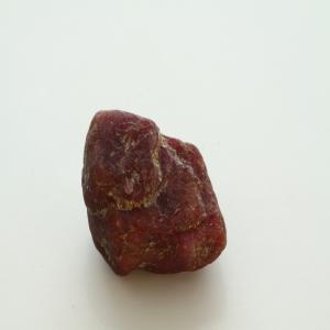  Corindon De Rubis Brut - pierre roche origine - guinée--qualité - cabochon,  perle et facette--traitement - aucun,  100% naturel--dureté - 9.0--refractive index 1, 76 à 1, 77--nous pouvons fournir des grande quantité de corindon--ces rubis sont entièrement naturels et n'ont subi aucun traitement.--c