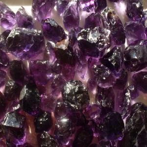  Amethyste Brute - pierre roche améthyste brute. taille des pierres de 5 gr à 350 gr par pierre.--couleur - violet intense--clarté - très propre --nous proposons des contrat de 20 kilos par mois minimum.--