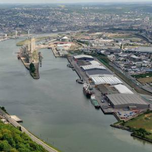  Terminal Quadri-modal Rouen - equipement maritime spécialisés dans la manutention et le stockage de produits vracs secs,  de marchandises diverses et conteneurs,  nous intégrons à la demande nos services complémentaires (douane,  consignation,  affrètement maritime,  routier,  fluvial)