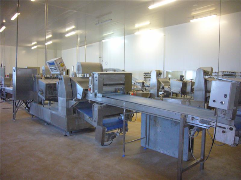  Vente Aux Enchères D'une Lamineuse Pâte - matériels machines lamineuse à pâte (800 kg/h pour une pâte en sortie de 3mm) comprenant 1 rouleaux entrée pâte,  1 convoyeur supérieur (largeur 60cm),  1 dépose farine fritsch walzenmehler 630 (3000-150t/min,  2.20a),  1 rouleau presseur (largeur 60cm) proconcept 380 (ann&eac
