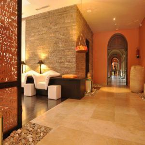  Marbre Beige, Marron, Gris - pierre roche nous vous proposons pour le dallage et le revetement int&eacute;rieur et ext&eacute;rieur du marbre couleur beige,  marron et gris claire ou fonc&eacute;e en des finitions diverses- vieilli,  adoucie,  polie,  bouchard&eacute;e,  sabl&eacute;e,  rustique,  moderne,  opus romain,  etc.