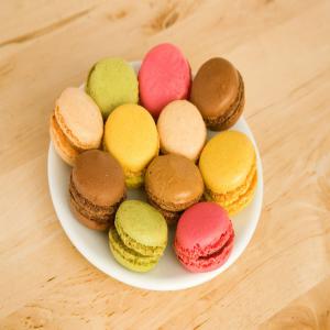  Macarons Aux Différents Goûts - patisserie nous produisons de macarons de bonne qualit&eacute;  aux diff&eacute;rents go&ucirc;ts de ---chocolat,  pistaches,  vanille,  noisette,  citron,  cheruing gum,  orange,  amande,   fraise,  fruits de bois et fruits rouges.----we produce good quality macarons with different tastes- --chocolate,  pistachio,  vani