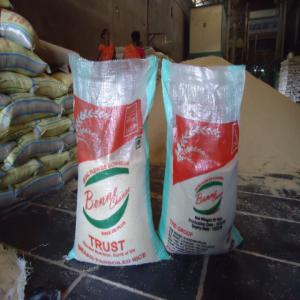  Riz Paraboiled Indien 5% - céréales bonjour,  nous avons actuellement au port de lomé trois (3) conteneurs de riz parabole indien 5% (bonne chance)conditionnés dans des sacs de 50kg. il y a 26 tonnes par conteneurs. paiement contre documents.