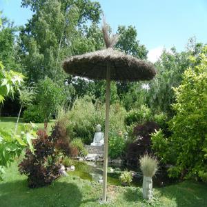  Clôtures Et Parasols En Bruyères Naturelles - matiere vegetale nous vendons des parasols en bruy&egrave;re de 2.00m et 2.40m de diam&egrave;tre,  assembl&eacute; &agrave; la main avec du fil de fer galvanis&eacute; ainsi que des rouleaux en bruy&egrave;re de 0.80m,  a 2.00m avec une &eacute;paisseur de 4-5cm.