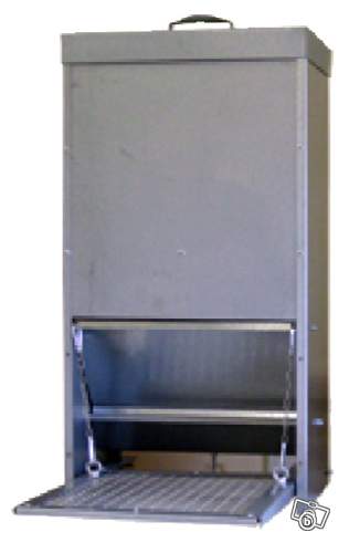  Mangeoire Anti-nuisibles 30kg Grande Volaille - matériels machines mangeoire anti-nuisibles à trémie avec trappe en tôle galvanisée - contenance - 30 kg--dimension - 15*30*65----convient parfaitement en extérieur pour les grandes volailles.--ouverture automatique de la trémie par simple approche de la volaille devant la mang