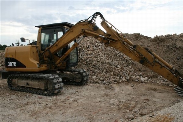  Caterpillar 307c - matériels machines catégorie mini pelle 7t-12t--marque caterpillar 307c--année d'immatriculation 2004--caractéristiques--heures d'utilisation 4800 h--poids brut 9 500 kg--autres informations--1 godet-chenilles caoutchouc