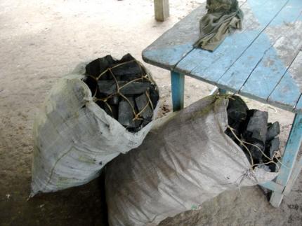  Vendre Charbon De Bois - bois charbon fibre vente de charbons de bois de tr&egrave;s bonne qualit&eacute;s bien sec et bien &eacute;paisse en provenance du cameroun charbon en sac 100 kg livraison illimit&eacute;s veuillez passe vos commandes  prix de sac 20 euros.