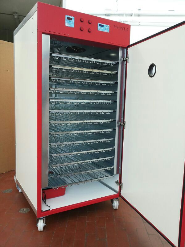  Couveuse Automatique - matériels machines couveuse fabrication italienne retournement automatique. capacité totale 1600 oeufs de poule avec system de refroidissement automatique,  désinfectant écologique integer et hygromètre qui permet de régler facilement la température et aussi la lecture de l’hum