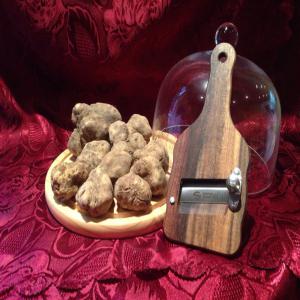  Truffes Blanches D'italie (magnatum Pico)frasche - fruits et légumes truffes --le spècialiste de la truffe italienne.--vous proposent le meilleur de la truffe italienne.----sa peau est lisse et de couleaur jaune.--sa chair est blanche à marron rouge,  avec des--fines veines blanches. elle dégage une odeur d'ail ou d'échalote.--je suis sur p