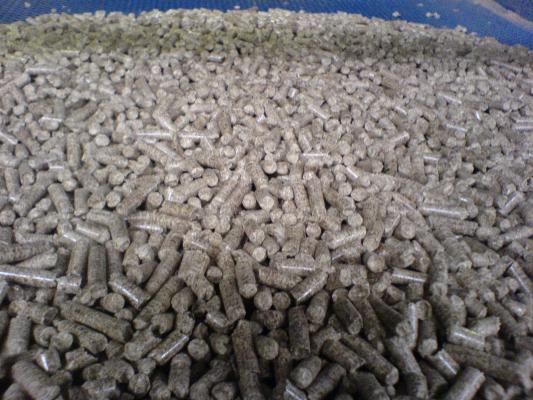  Granules Et Bois De Chauffage - bois charbon fibre  --  granules en bois 100% naturelles, sapin, din+a1,  direct fabrique, certifie, qualite,  5 tipes differents , 6mm ou 8mm, sac de 15kg; il existe le bois de chauffage 30cm, 50cm;20%seche ------ --