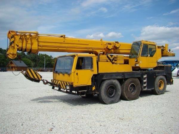  Auto-grue - matériels machines bonjour, on cherche une auto-grue de 50 tonnes,  marque liebherr ou terex, mois de 15 ans sur l'espagne.merci