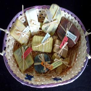  Savons Artisanaux - hygiene entretien assortiment de savons artisanaux entièrement fait à la main (suivant le processus de saponification à froid) a base d'huile d'olive portugaise extra vierge,  d'huiles essentielles certifiées hebbd et de plantes sauvages récoltées à la main et utilis&ea