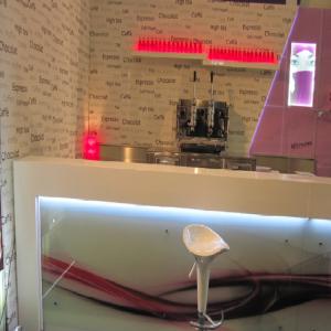  Comptoir Cafe Bar - matériels machines comptoir bar cafe--decor corian/verre/inox/bois--colorie au choix--led rgb (changement de couleur télécommande fournie)--dimensions sur mesure --possibilite d'intergerer---plonge 1 /2 bacs--reservation machine a glacon/ lave verre--tirroir--refrigeration selon besoin--groupe integre / 