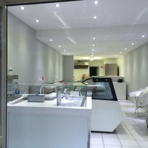  Vitrine Glace - matériels machines vitrine glaces 12/18/24 bacs--decor corian/verre --colorie au choix--led rgb (changement de couleur télécommande fournie)--dimensions sur mesure --refrigeration 220v et 380v--merci de nous contacter pour tous complement d'information--livraison rapide partout en france--