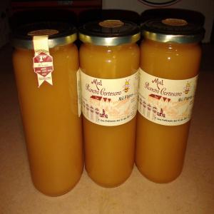 MIEL PUR ETAT SOLIDE NON MANIPULE - patisserie le miel pur de l'espagne. 12 pots de 1 kilo (12 kilos). qualité mille fleurs. a l'état solide. miel de ruches situées dans les parcs nationaux protégés dans la sierra de cadix (sud de l'andalousie,  espagne). miel qui a  obtenu plusieurs premiers prix pour l'artisan