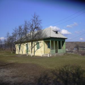  Terrain Pour Cultures Biologiques Avec Maison - mine terrain concession maison ancestrale 116 m.c. avec terrain ayant 1 878 m.c. dans la r&eacute;gion de iasi,  roumanie. plus,  teren distinct adjacent ayant 5 926 m.c. pour cultures biologiques ayant plusieurs arbres fruitiers ( pruniers,  muriers).----total surface du terrain de 7804 m.c.--acces &agrave; la route principa