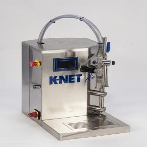  Remplisseuse K-net Mini - matériels machines machine semi-automatique de remplissage pour le conditionnement de produits liquides----cette machine intègre ---- 1 bec de remplissage pour produit liquide (bec anti-mousse et anti-gouttes)--- 1 débitmètre à ultrasons avec une précision de +/- 0.5%--- gestion de l