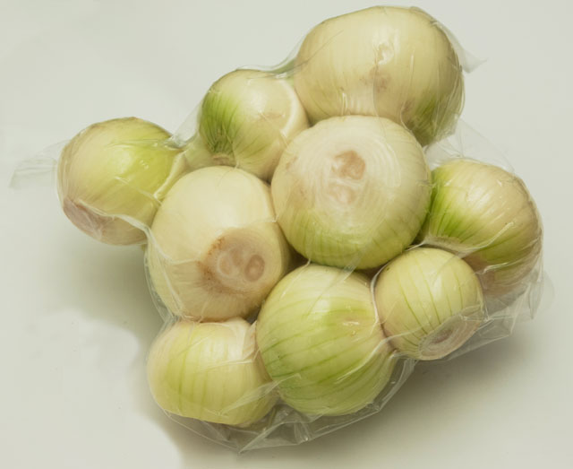  Oignon Épluché - fruits et légumes je voudrais vous proposer des legumes fraiches emballes sous vide---- celeris--- betraves--- pommes de terre--- carottes--- oignons--dans notre offre nous avons egallement oignons peles,   blanches (sans la peau) ,  emballes dans des sacs,  de 10-15 kg et autres. je vous invite à la coopé