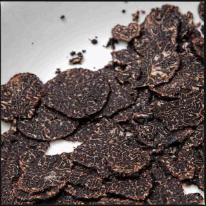  Producteur Truffes Fraiches - champignon levure en saison--production de tuber mélanosporum.--prix- cours des  marchés producteurs.--expédition sous 24h . froid dirigé.--destination- monde.--hors saison---fabrication conserves appertisées selon demande.--stock surgelé disponible- entières, morceaux, 