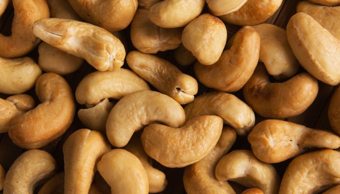  Cashew Nuts - fruits secs et graines grillées nutrition facts--cashews nuts--amount per 100 grams--calories 553--% daily value*--total fat 44 g-67%--saturated fat 8 g-40%`------nutrition facts----cashews nuts--amount per 100 grams--calories 553----% daily value*----total fat 44 g-67%--saturated fat 8 g-40%--polyunsaturated fat 8 g--monounsatura