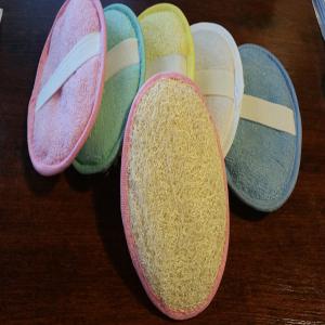  Paumelles Loofah - hygiene entretien paumette face fibre loofah + face éponge avec large élastique de maintien,  boucle de suspension à l'extrémité.--fibres de loofah sélectionnées garantissant 4 fois son volume une fois mouillées.--dimensions- 14 cm x 11 cm pour épousant le