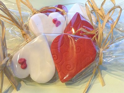  Destockage De Sables Au Beurre En Forme De Coeur - produits sucrés fabricant artisanale de patisserie et biscuiterie situé a barcelone.--destockage de petits gâteaux secs (sables au beurre) fait a main en forme de coeur,  decorés avec du fondant blanc et rouge et pliés sous papier celofan transparent anonyme deux par deux.--idéale p