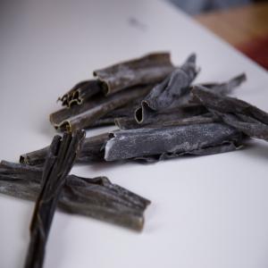  Algue Kombu -laminaria Japonica-, Bio - matiere vegetale on garantit la haute disponibilité du produit en plusieurs formats (poudre,  paillettes,  flocon),  ainsi que la qualité élevée de notre algue kombu,  bio,  100 % naturel,  sauvage et récoltée d'une manière artisanale dans la mer d´okhotsk  (féd&eacu