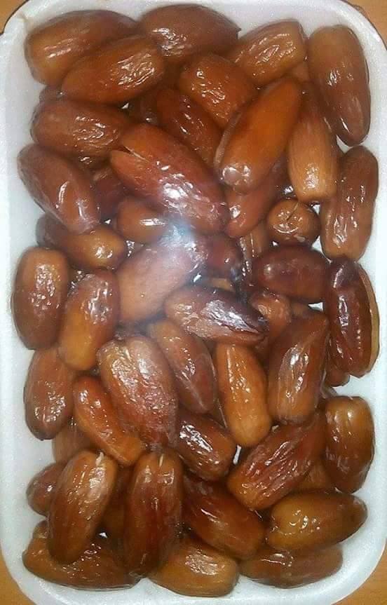  Datte Deglet Nour - fruits et légumes we are an trade company based in algeria specialized in exporting agricultural products (fresh fruits & vegetables) mainly dates (branched & standard) which takes the major part in our export operation, knowing that we are based in a palm tree region (south algeria).--our dates « deglet nour » is wel