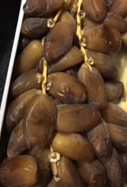  Dattes Deglet Nour Algérie - fruits secs et graines grillées  	----producteurs,  exportateur et négociant,  nous sommes présent en algérie et en france. nous avons des arrivages hebdomadaires à paris de dattes deglet nour fraîche naturelles branchées d'une qualité exceptionnelle à un prix trés comp&e
