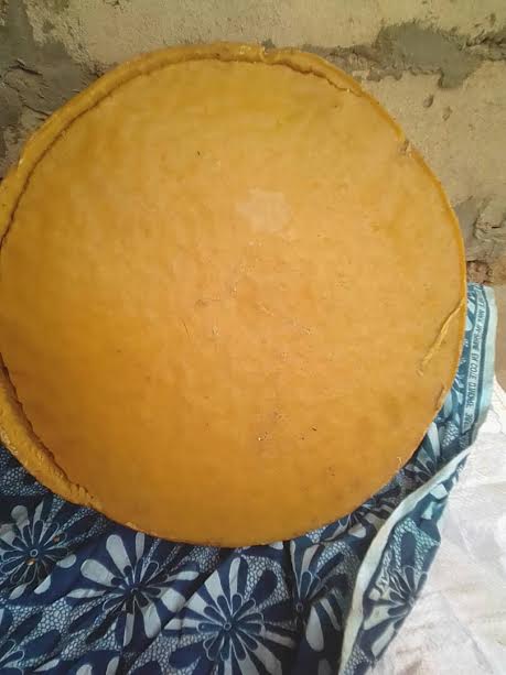  Cire D'abeille - matiere vegetale j'ai de la cire d'abeille clarifié sans un corps etranger avec des analyses faites au laboratoire. disponible à dakar- senegal.--les photos de la cire et les resultats d'analyses sont disponible. merci--