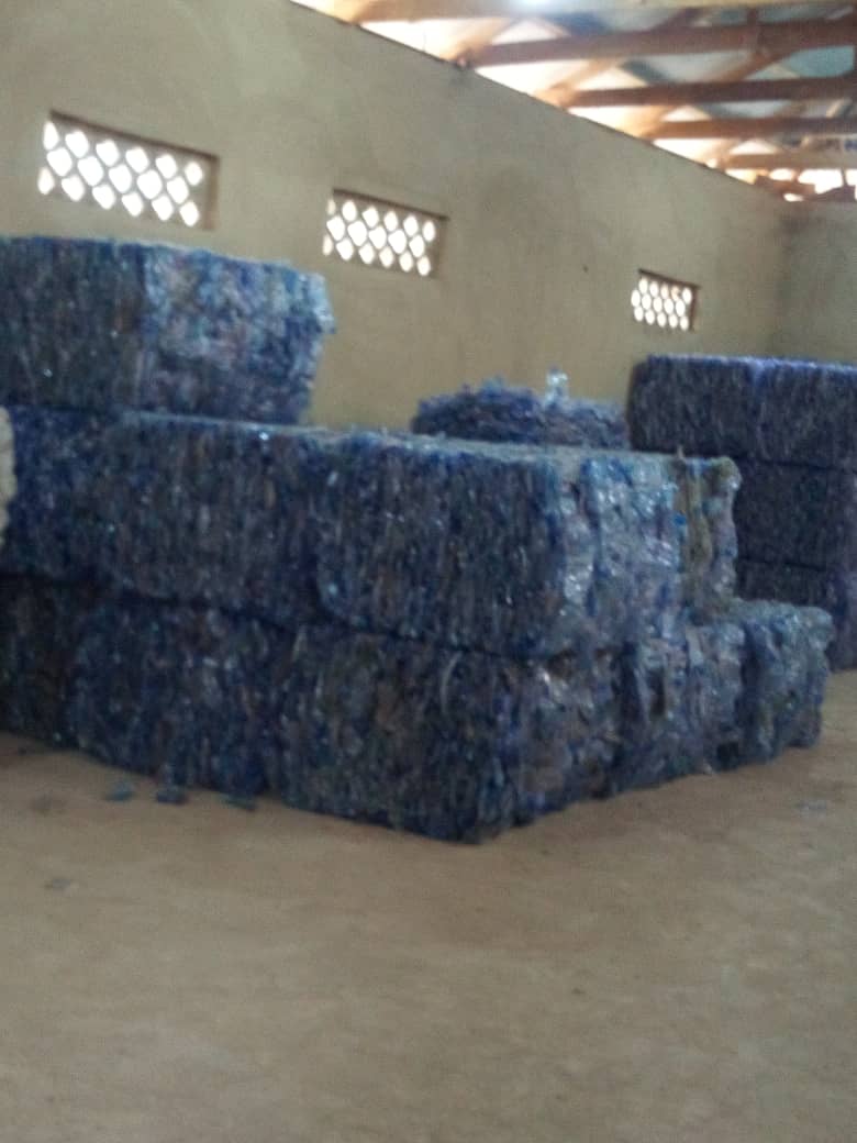  Recyclage De Pet - autres je cherche du plastique pet pour recycler. nous recyclons tous genres de pet en film et fibres dans nos usines. aussi nous pouvons offrir des films et barquettes pour conditioner tout type d'alimentation selon le systeme d'emballage.