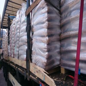  Granulés De Bois - bois charbon fibre granulés de bois avec certificat de qualité.--- quantité- 24 tonnes sacs de 15 kg.--- avec ou sans livraison.--la charge est en autriche (zalcburg),  deux palettes a subi dans un accident de la--circulation.--prix 2000 sans tva
