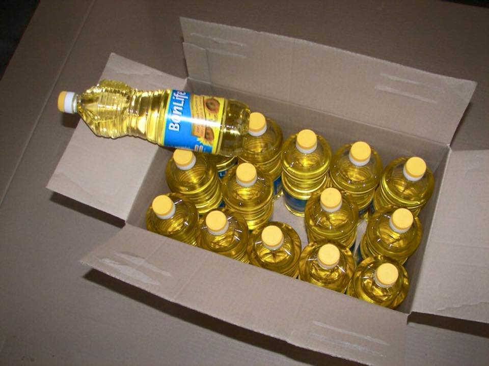  Huile De Tournesol Brut Et Raffiné - olis bulleau d'huile de tournées brutes----huile de soja crude----huile de tournellement refinée dans les paquets 1l et 10l----* origine ukraine