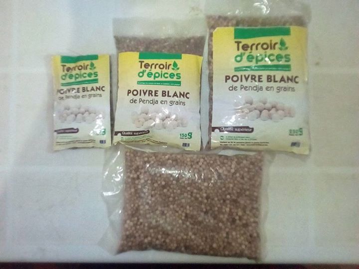  Poivre Blanc De Penja- Ail En Poudre- Huile Coco - épices aromates nous sommes producteur de produit suivant---- poivre blanc de penja ; produit sortit tout droit des terre de penja il est prot&eacute;g&eacute; &agrave; oapi car ayant une saveur particulier et exquis dont nous avons l'honneur d'en disposer et de distribuer &agrave; travers le monde;--- l'ail en pou