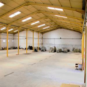  Hangar De 5200 M2 Cherche Partenaire Industrielle - Investissement capitaux je dispose d'un hangare de 5200 m2 dans une zone industrielle dans la ville de fes au maroc,  avec les caracteristiques suivantes--- --- 4000 m2 est couverte avec une charpente metallique de 12 metre de hauteur --- 1000 m2 non couverte mais totalement aménagé  --- une administration de 