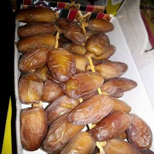  Dattes Tunisiennes - fruits secs et graines grillées nous sommes a la recherche de clients sérieux pour la vente de dattes tunisiennes de très bonne qualité.