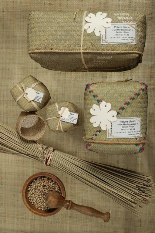  Cherche Client Partenaire Import Épices - épices aromates je produis des épices à madagascar en collaboration avec la paysannerie de nos alentours,  afin de valoriser leurs petites productions familiales. j'utilise leur savoir faire en vannerie pour conditionner mes productions qui  sont poivres,  café,  litchis,  curcuma,  gingembre,  pimen