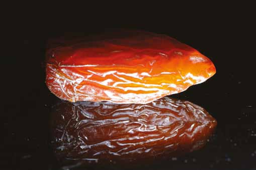  Dattes Mejhoul - fruits secs et graines grillées la datte medjoul est très prisée par les connaisseurs.--de couleur ambrée,  son calibre est généreux.--sa chair est moelleuse,  délicate et agréablement--sucrée. la datte mejhoul se mange fraîche ou--sèche. elle est disponible en fra