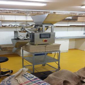  Peseuse Ensacheuse Pour Poudre/granulés - conditionnement le produit stocké dans la trémie est emmené par un couloir vibrant à 3 vitesses (équipé d’un clapet pneumatique pour l’appoint) dans un godet de pesage.--il suffit de présenter le sachet sous la goulotte de remplissage et d’appuyer sur une péda