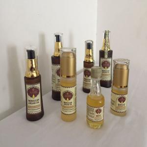  Argan Bio 100% - huiles l'huile d'argan,  extraite du fruit de l'arganier est connue depuis des siècles par les berbères pour ses vertus cosmétiques. ----cette huile aux vertus anti-âge ancestrales est très riche en acide gras oléique et palmitique ainsi qu'en tocophérol (vita