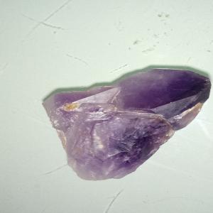  Améthyste Brute Pour Connaisseurs - pierre roche pierre am&eacute;thyste violette je cherche un connaisseur pour mieux me situer et vente si possible je ne pourrais vous donner d&eacute;tails pour faute d'expertise mais pour int&eacute;ress&eacute;s photographie suit merci d'avance et je suis &agrave; l'&eacute;coute. 