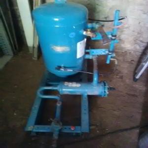  Centrale Frigorifique - energie renouvelable vend centrale frigorifique maneurop 3 compresseur avec son condenseur ( condenseur double ) et sa bouteille liquide , le tout sur ch&acirc;ssis ,  il manque l'armoire &eacute;lectrique mais tout les composants sont disponibles ,  le prix est &agrave; &eacute;valuer , est il sera correct ,  machine d'occa