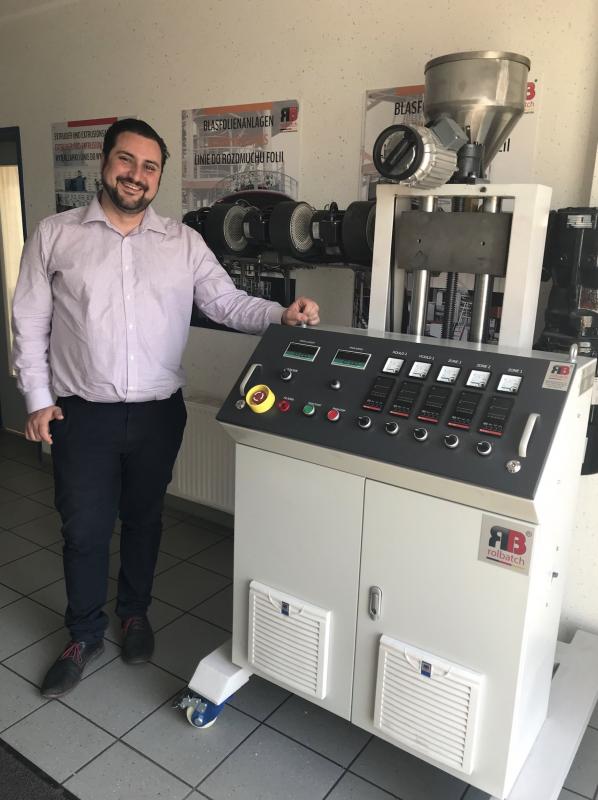 Extrudeuse de laboratoire avec une seule vis à ro - matériels machines - nouveau--- une seule vis--- diamètre de la vis- 35 mm--- vis l / d = 28--- capacité- 1-8 kg / heure--- moteur installé- moteur principal de 5, 5 kw + refroidissement et chauffage (total 10 kw)--- equipé d'un entonnoir en acier inoxydable--sur demande,  nous pouvons vous p
