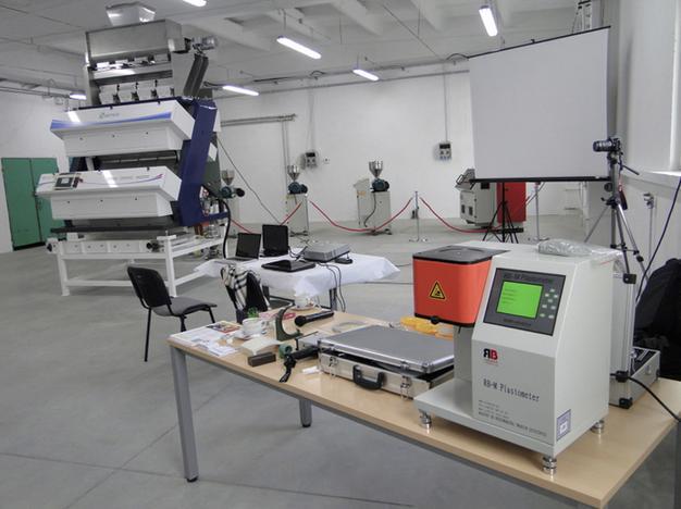  Equipement De Laboratoire Pour L'industrie Plasti - matériels machines ensembles de laboratoire pour essais de matières plas-tiques rbooe / 004/2018--equipement de laboratoire pour l'industrie des matières plastiques--pour tester l'indice de fluidité,  la densité,  l'humidité,  etc.----1. ensemble de laboratoire 1 (jeu n ° 1001/2016)