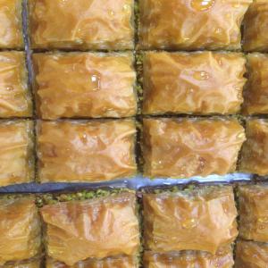  Gateaux Orientaux - patisserie gateaux orientaux artisanaux du genre baklawa à des prix attractifs.--tous les gâteaux sont fait artisanalement en suivant un processus qui respecte les ingrédients,  sans conservateurs,  sans colorant et sans sirop de glucose,  nos beurres sont à 100% ce qui donne à c