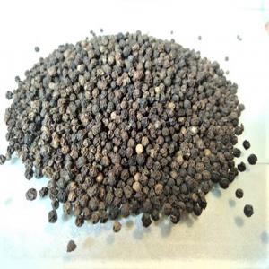  Poivre Noir De Mada, Poivre Voatsiperifery, Viètn - épices aromates propose différent poivres,  le poivre noir cultivé de madagascar,  corsé,  au gout légèrement fumé à 40 €/kg,  le poivre sauvage de madagascar,  voatsiperifery au prix de 130€/kg et 1000€/10 kg et le poivre noir haute qualité asta 550 au gout vert,  