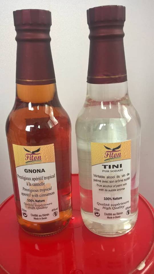  Liqueurs Tropicales Base De Vin De Palme Nature - boisson alcoolisée nous produisons deux catégories de liqueurs a savoir le tini (vodka béninois) qui est un alcool  de couleur blanche obtenu par distillation de vin de palme naturel. le second produit est le gnona qui est un prestigieux apéritif arrange avec des plantes tropicales. nous avons des