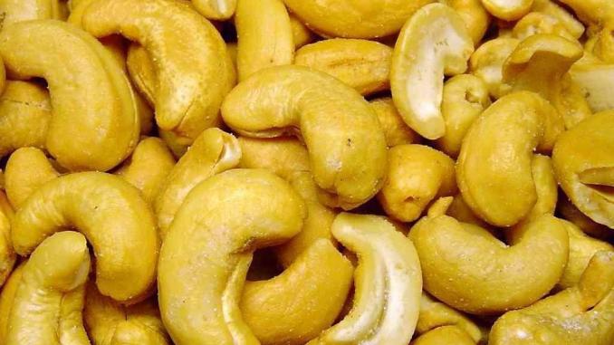  Noix De Cajoux - fruits secs et graines grillées je cherche des clients int&eacute;ress&eacute;s par les noix de cajou et pleins d'autres march&eacute;s dans le milieu agro alimentaire en afrique.int&eacute;ress&eacute;s veuillez me contacter!!